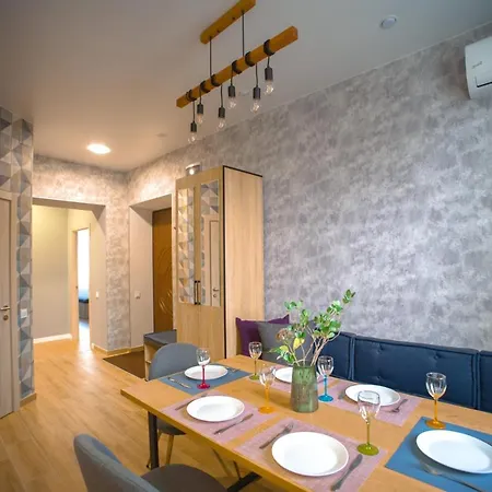 3 Bedroom, 2 Bathroom Near Forum *