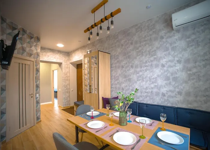 3 Bedroom, 2 Bathroom Near Forum *