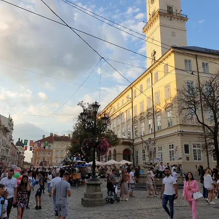 3 Bedroom, 2 Bathroom Near Forum Apartment *