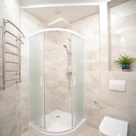 3 Bedroom, 2 Bathroom Near Forum Apartment